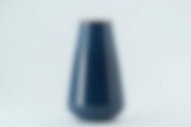 Hohe schlanke Keramikvase in Dunkelblau