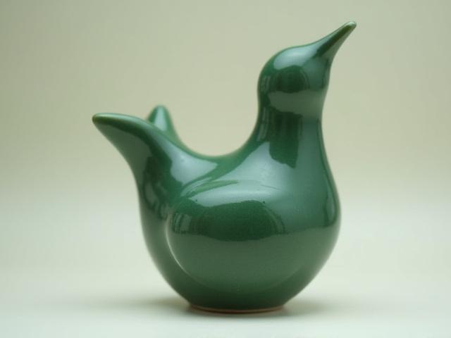 Handgetöpferte grüne Vogelfigur aus Keramik