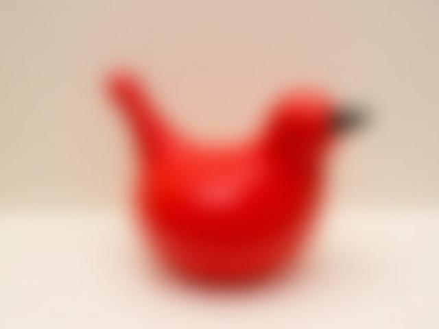 Stilisierte rote Keramikvogelfigur